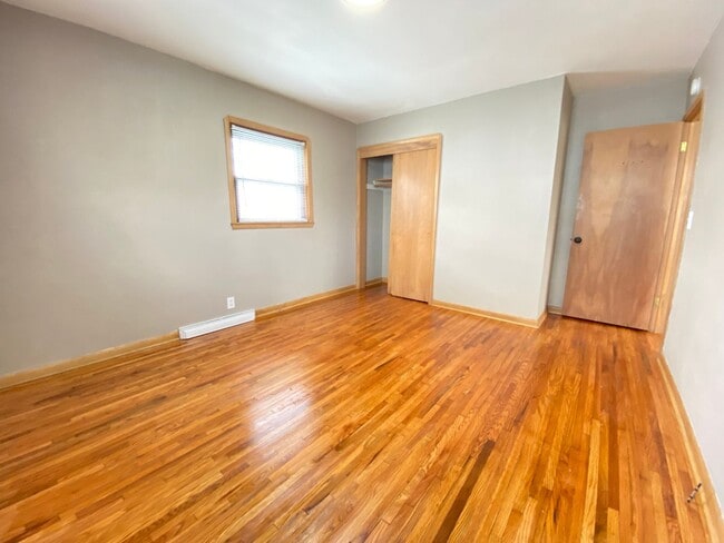 Building Photo - Now leasing for May 2026! Four Bed/One Bath