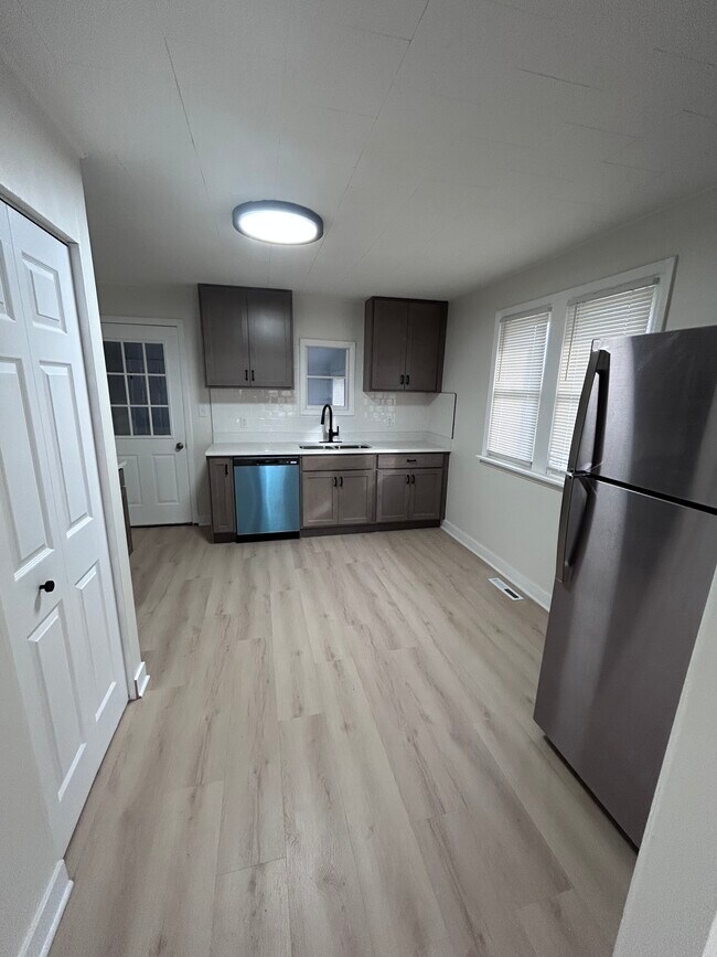 Building Photo - 6639 Alexander Ave