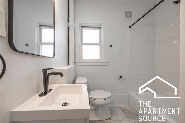 Building Photo - 2301 N Leavitt St