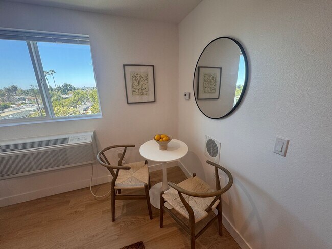 Building Photo - Modern Living in the Heart of Los Angeles