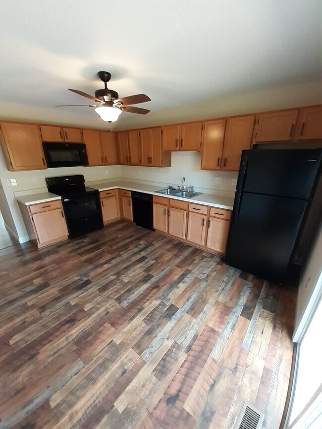 Building Photo - 632 High School St