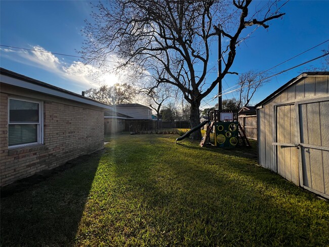 Building Photo - 1808 Dolphin Dr