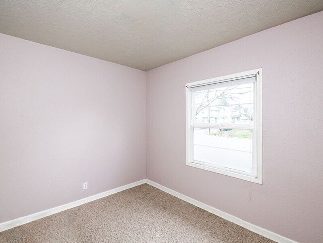 Building Photo - 927 NE Alberta St