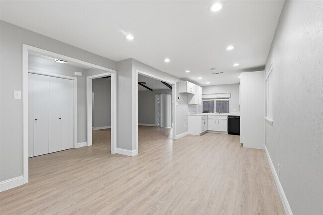 Building Photo - 2132 Bordeaux Dr