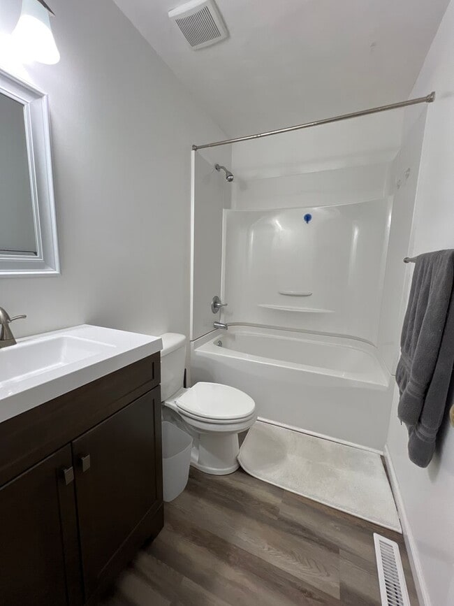 Building Photo - Spacious HOLLAND MEADOWS townhome