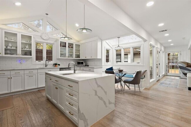 Building Photo - 1703 Meadowbrook Dr