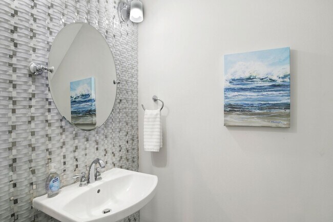 Building Photo - 3 bed East Hill Townhome