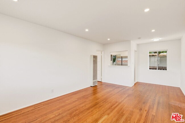 Building Photo - 2710 Bellevue Ave