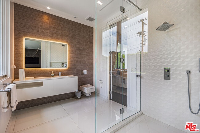 Building Photo - 511 N Rexford Dr