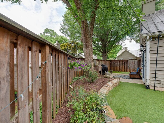 Building Photo - A picture perfect cottage home ready for you with community pool!