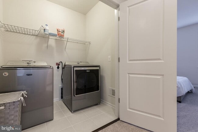 Building Photo - Stunning, light-filled end unit townhome in sought-after Brambleton community.