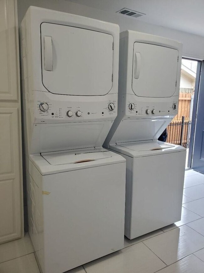 Building Photo - Private Studio for Rent in Lewisville – All Utilities Included!