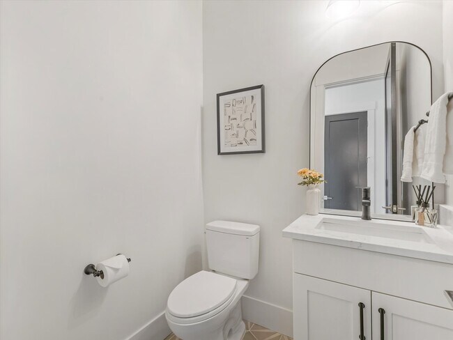 Building Photo - 296 E 230 N