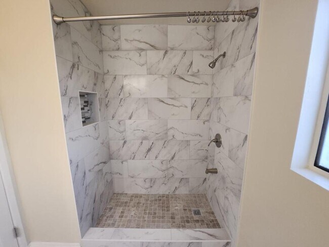 Building Photo - 642 Lemar Park Dr