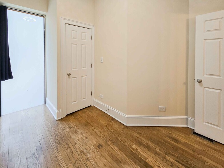 Building Photo - 877 W Lill Ave