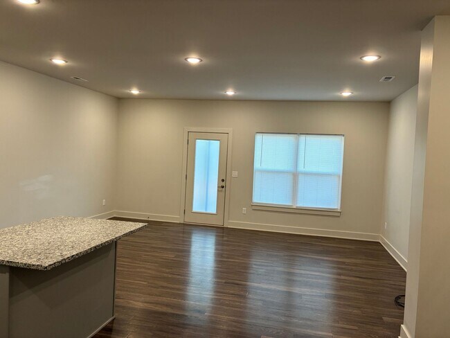 Building Photo - **LESS THAN 10 miles to Fort Knox**