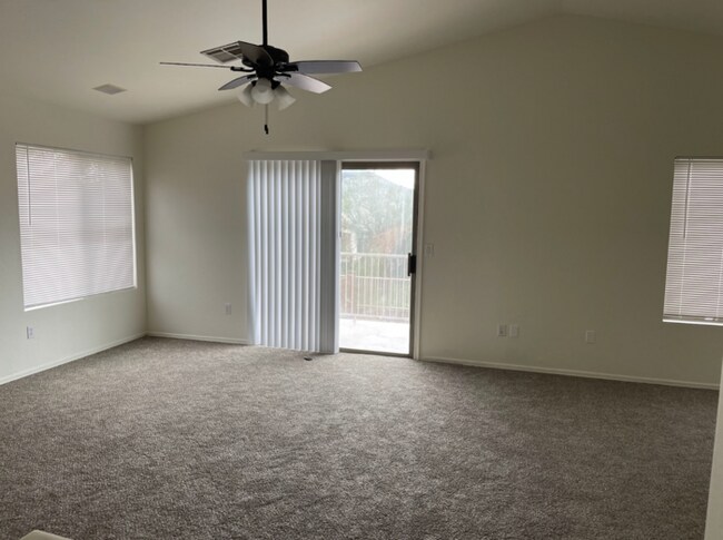 Building Photo - 3 Bed/2.5 Bath 2-Level Home with Loaded Kitchen! Washer/Dryer! Big backyard!