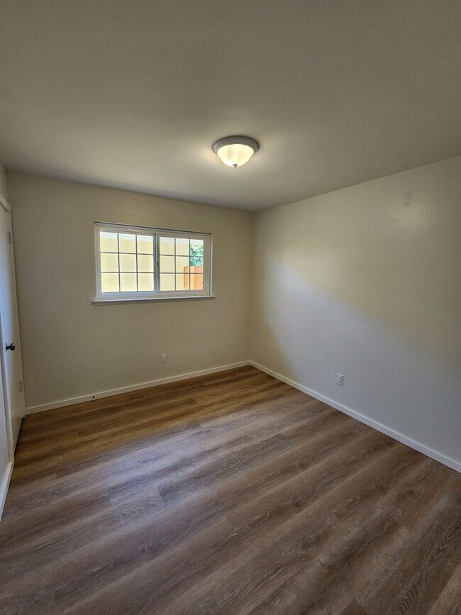Building Photo - Modern Single Level 4 Bedroom Home!