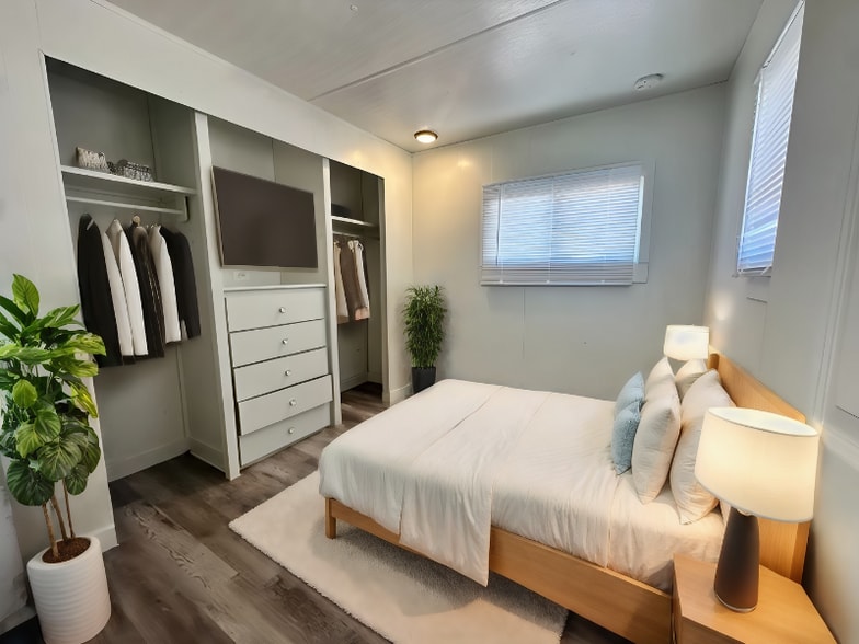 Building Photo - 500 S Main St