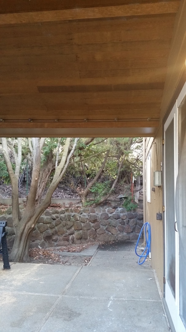 Building Photo - Occupied, do not disturb tenants. 1950's Craftsman 2br 2ba duplex on two levels, lawncare provide...