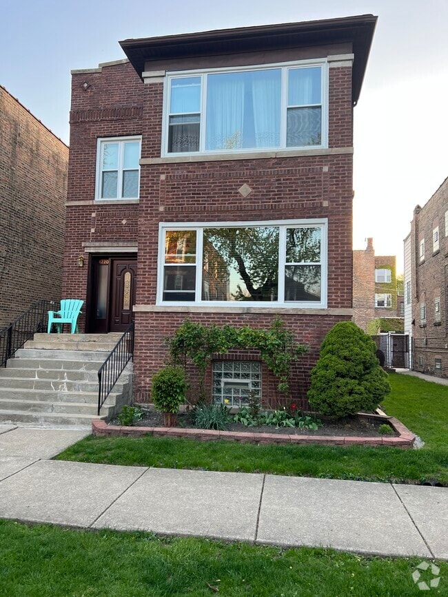 Building Photo - 4220 N Francisco Ave