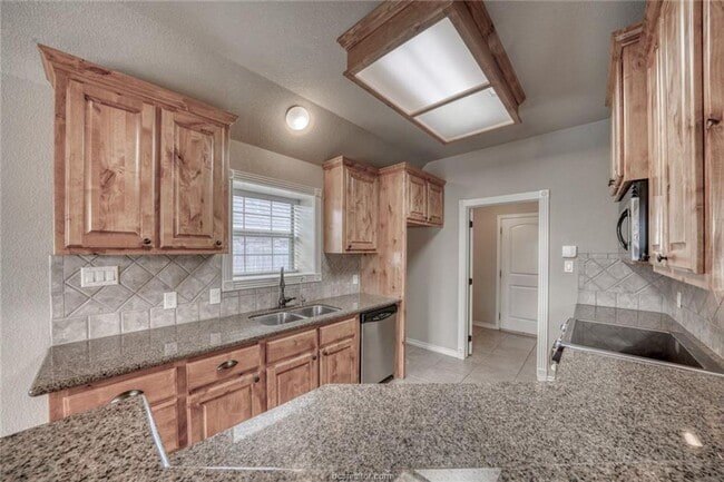 Building Photo - Available August 2026! Adorable 3/2 House in South College Station!