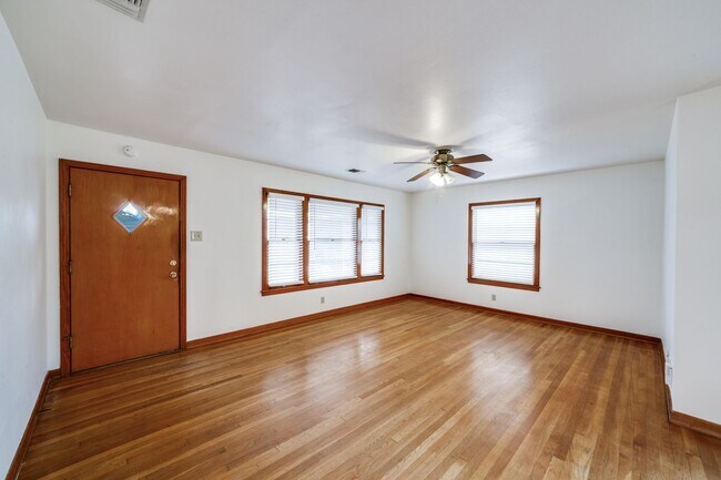 Building Photo - BEAUTIFUL MID-CENTURY HOME IN DELLVIEW