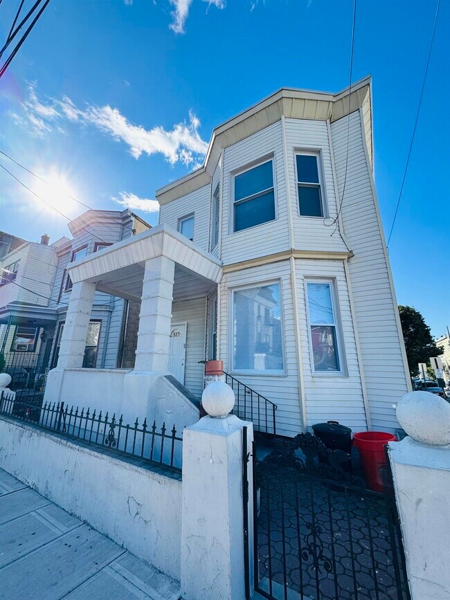 Building Photo - 527 12th St
