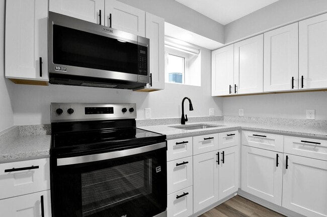 Building Photo - Freshly Renovated Duplex. Upstairs and Downstairs Units Available Now. Schedule a Schedule Today!