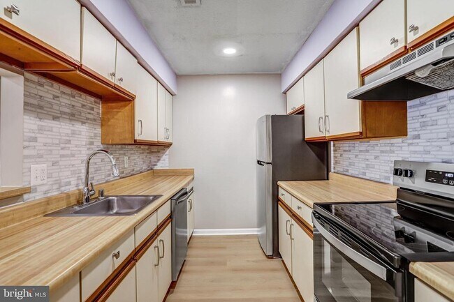 Building Photo - 1603 Carriage House Terrace