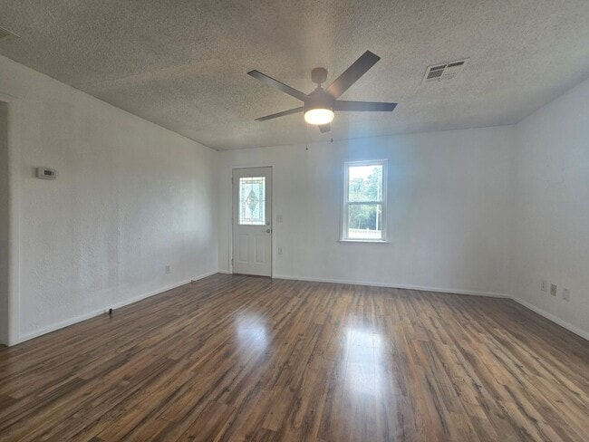 Building Photo - 1 Bedroom 1 Bath Home in Shawnee!