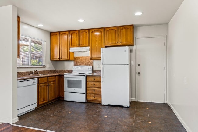 Building Photo - Sheffield Village Living: Spacious 2BD w/ Parking in San Leandro School District