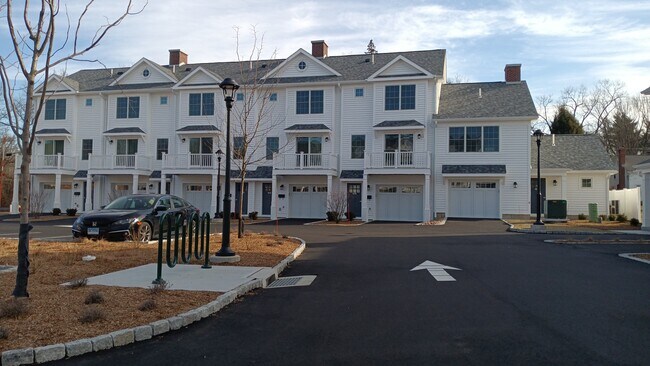 Building Photo - 105 House St