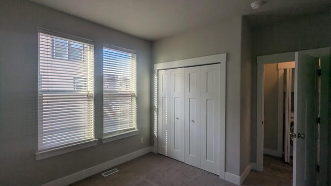 2nd floor bedroom - 315 E Oak Hollow Dr