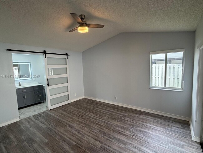 Building Photo - 1525 Estancia Cir