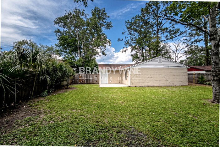 Building Photo - 7418 La Ventura Dr E