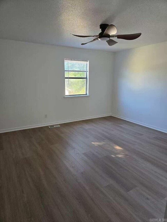 Building Photo - 3 Forest Maple Ct