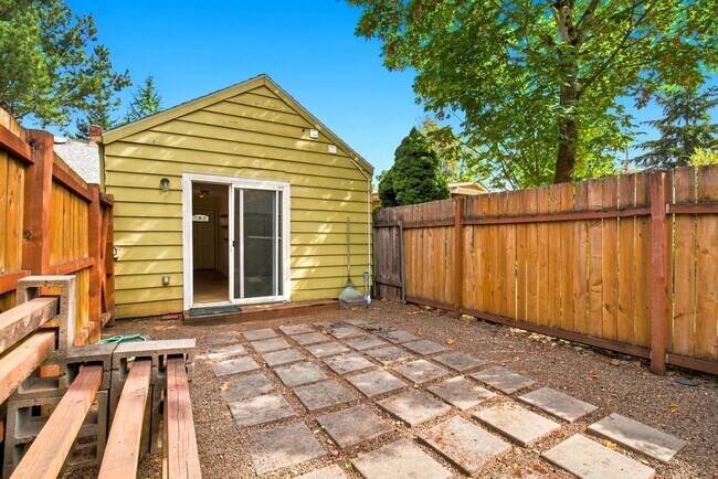 Building Photo - Quiet studio for rent