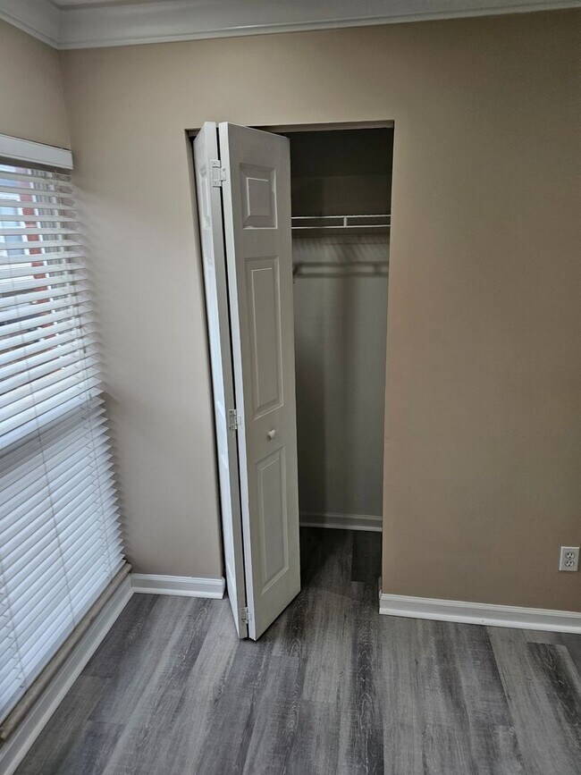 Building Photo - Wonderfully Remodeled Tri Level 3BR/2BTH Soulard Townhouse