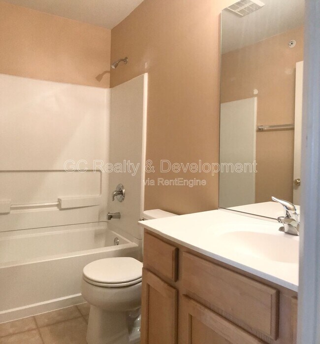 Building Photo - 922 Kings Canyon Dr