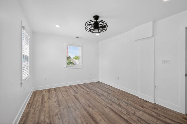 Building Photo - 2112 34th St SE