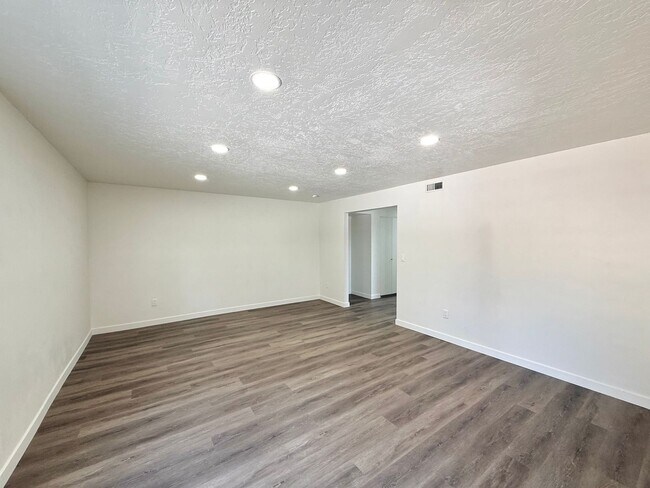 Building Photo - Open House June 20th | 3 Bedroom Townhome in Holladay