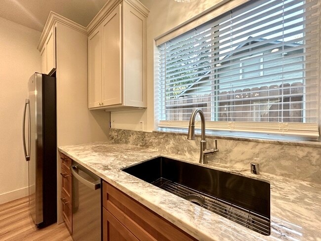 Building Photo - Beautiful 2bd/1ba 900 sq. ft. ADU in Roseville! Own private driveway! SOLAR!