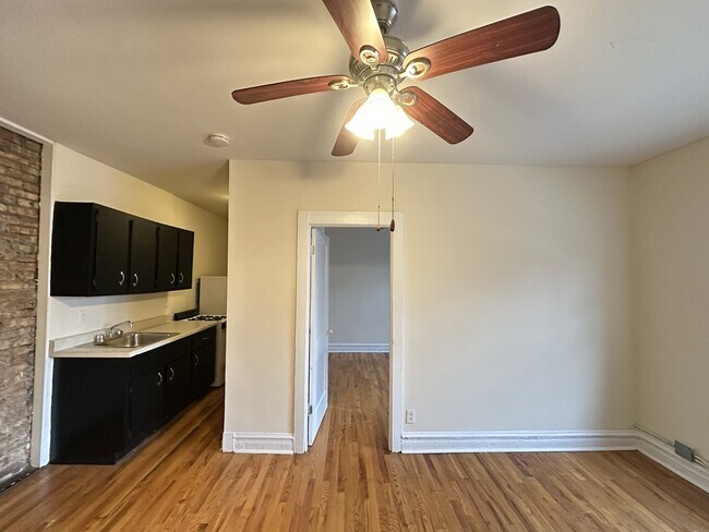 Building Photo - 960 W Cornelia Ave