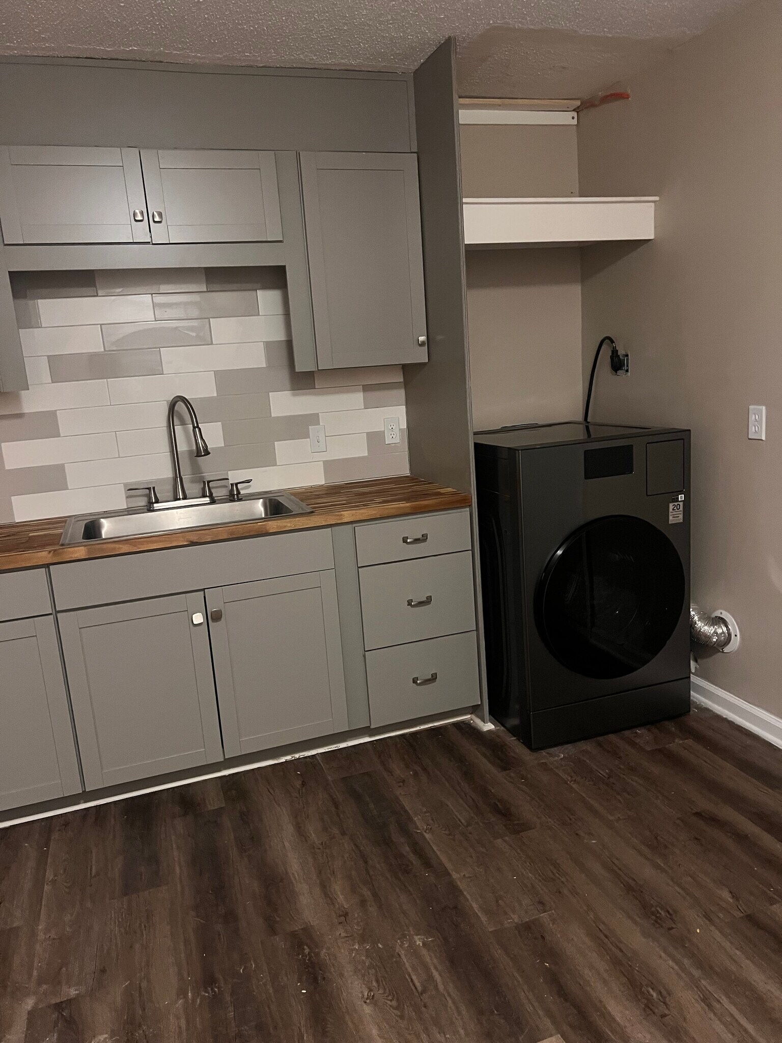 Kitchen w washer/dryer combo - 715 Reynolds St