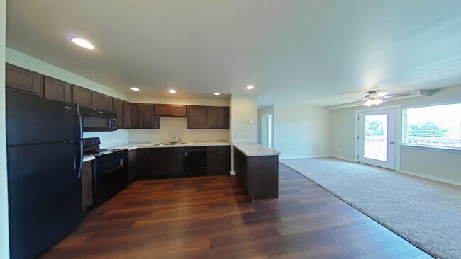 Building Photo - Top floor apartment! Beautiful 2 bedroom 2...
