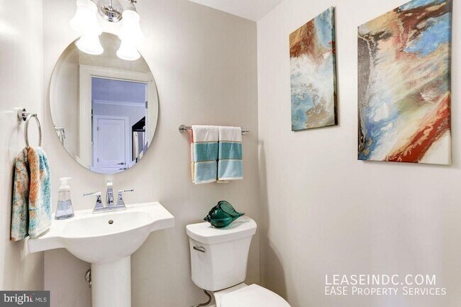 Building Photo - 547 Park Rd NW