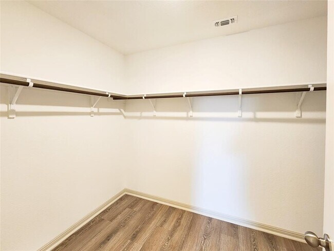 Building Photo - 205 Sweetwater Crk Ln