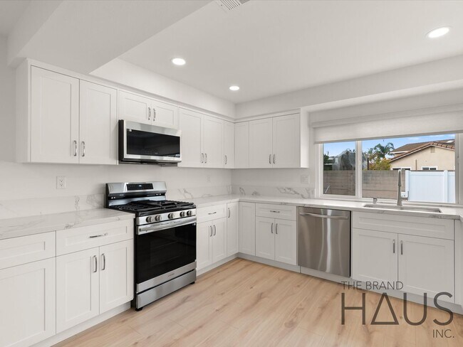 Building Photo - Two Primary Bedrooms, Pool, & Air Conditio...