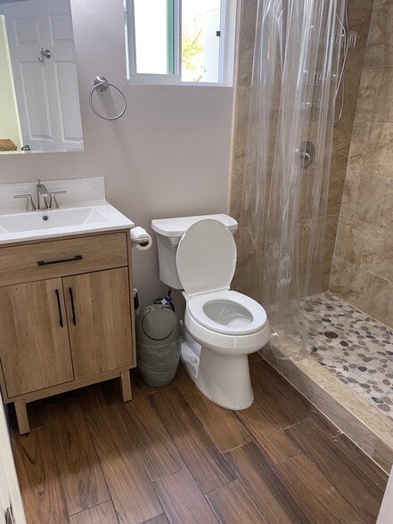 Building Photo - 3675 Kelton Ave